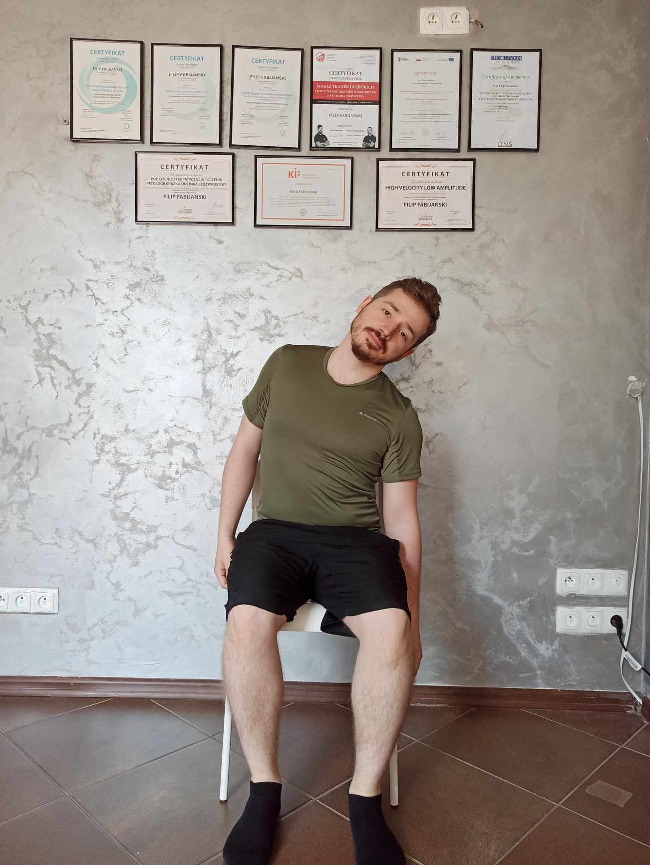 Zgięcie boczne w lewo na siądzaco