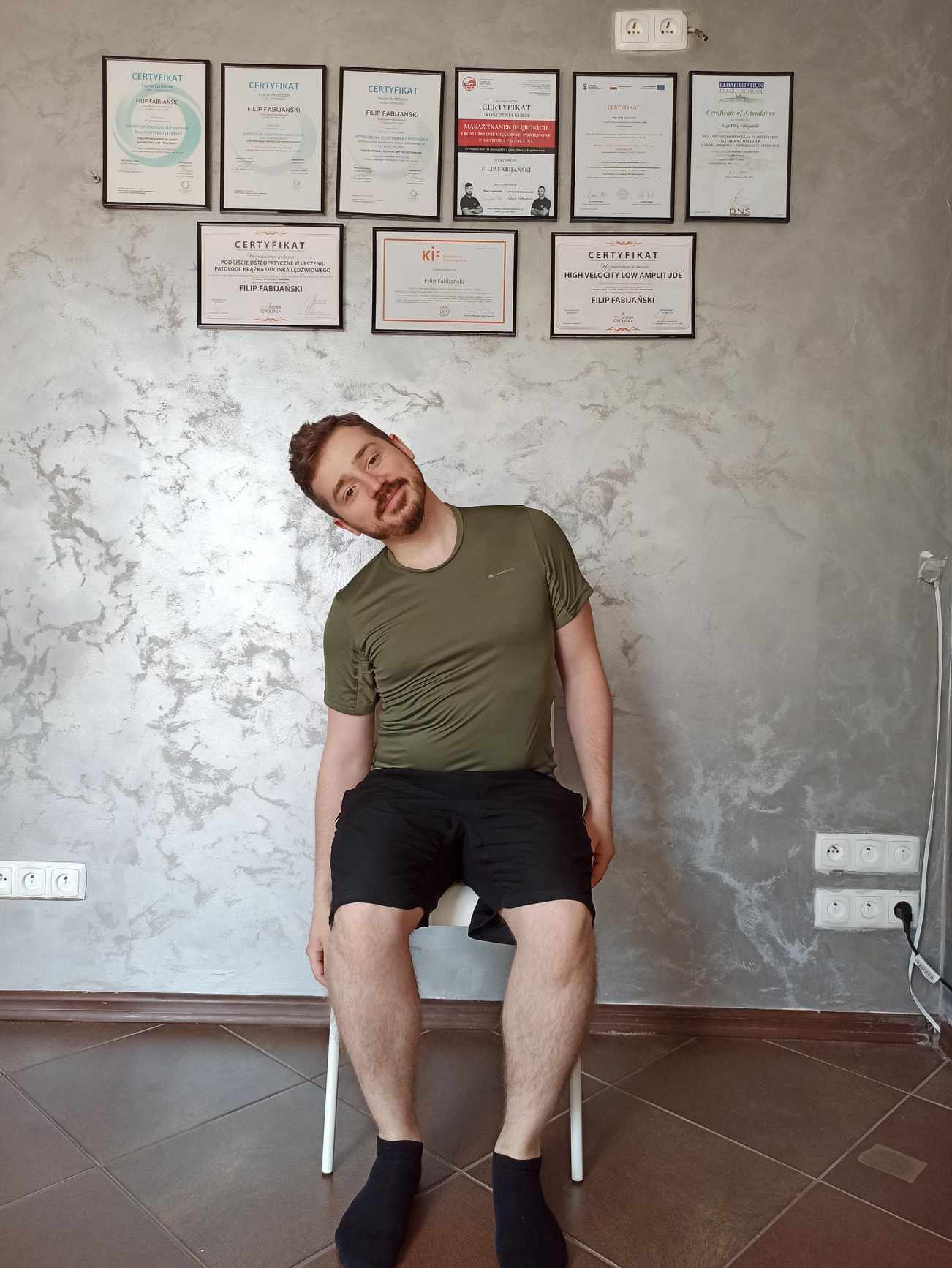 Zgięcie boczne w prawo na siedząco